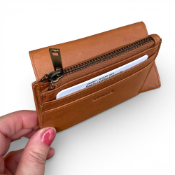 Ragna pengepung med plads til mobil - aftagelig kortholder - Treats 182501