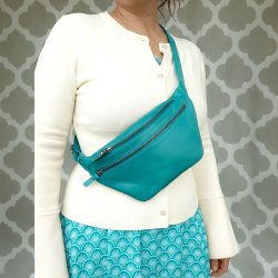 Sarah bumbag i blød turkis lammeskind - Freja skind