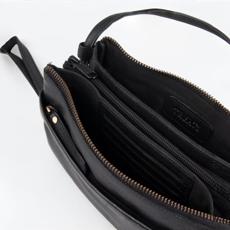 Smart clutch - Crossbody-väska i mjukt svart kalvskinn - Treats