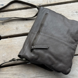 Grøn crossbody taske i grøn bøffelskind - Treats - 280738