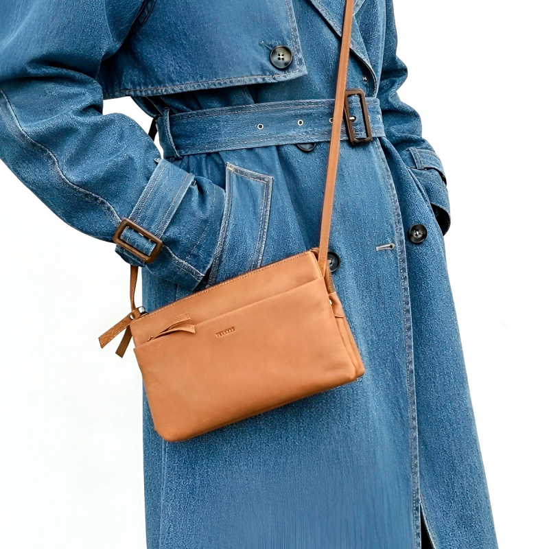 Smart clutch - Crossbody-väska i mjukt cognac kalvskinn - Treats