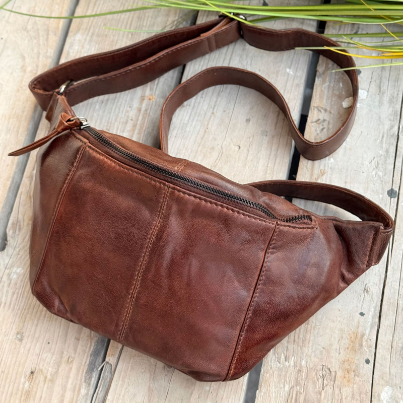 Silja bumbag i mørk cognac lammeskind - Freja skind