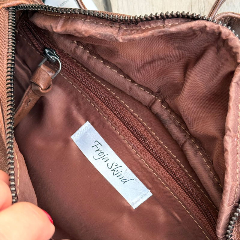 Silja bumbag i mørk cognac lammeskind - Freja skind