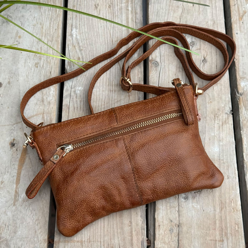 Olivia crossover taske i patineret cognac bøffelskind - BTF-CPH - Freja skind