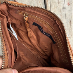 Olivia crossover taske i patineret cognac bøffelskind - BTF-CPH - Freja skind