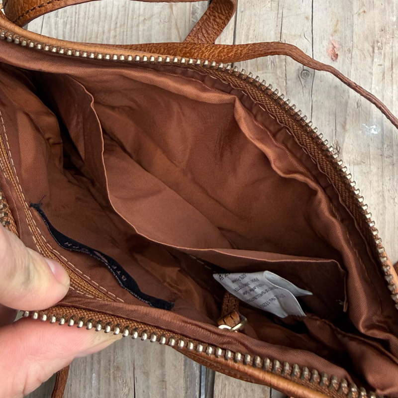 Olivia crossover taske i patineret cognac bøffelskind - BTF-CPH - Freja skind