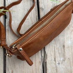 Olivia crossover taske i patineret cognac bøffelskind - BTF-CPH - Freja skind