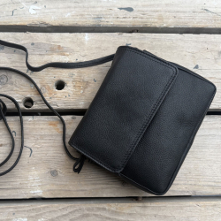 Amanda skindtaske med klap - Blød sort skind - Treats