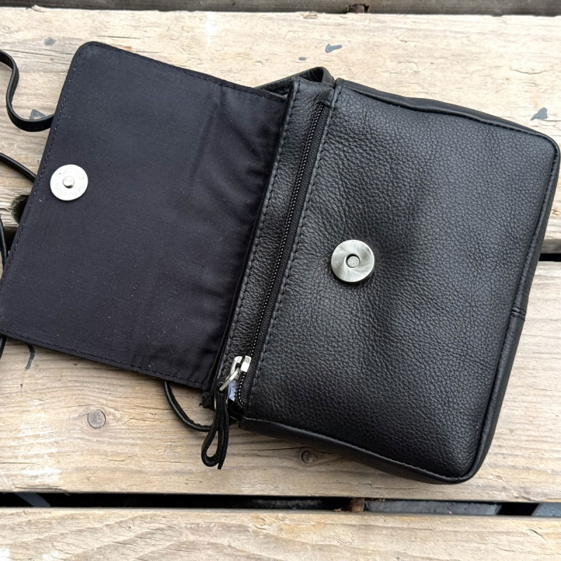 Amanda skindtaske med klap - Blød sort skind - Treats