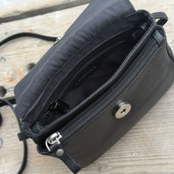 Amanda skindtaske med klap - Blød sort skind - Treats