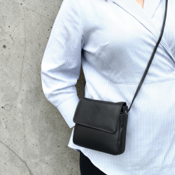 Amanda skindtaske med klap - Blød sort skind - Treats