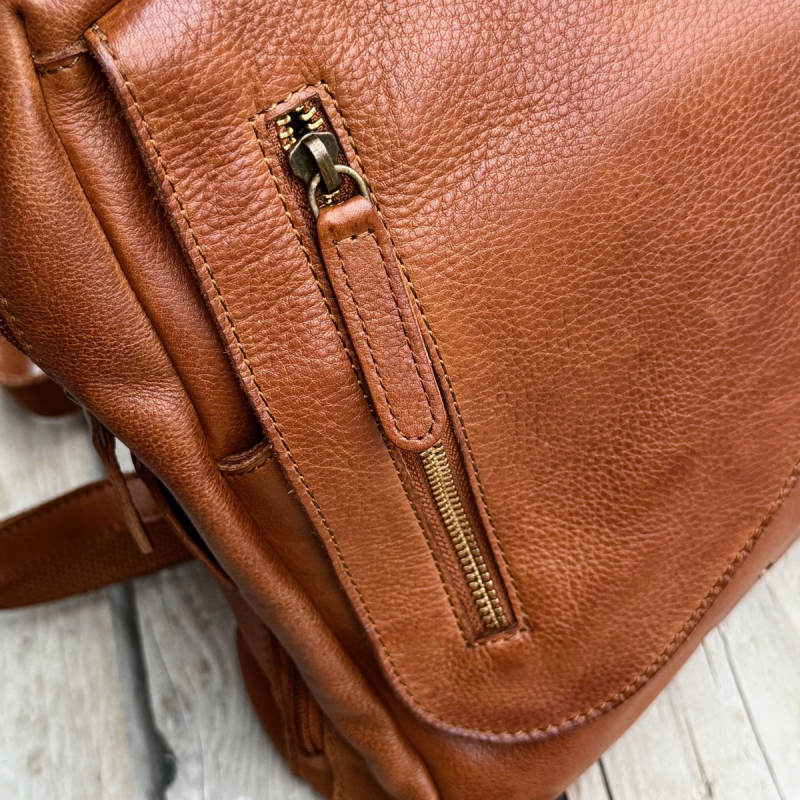 Viviana ryggsäck m. klaff - Mjuk cognac läder - Leather design