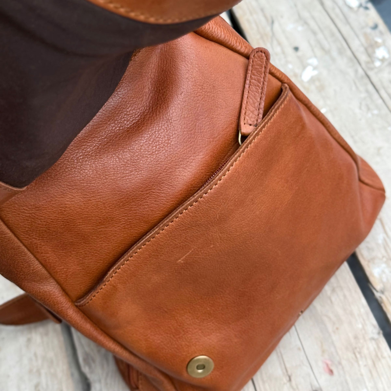 Viviana ryggsäck m. klaff - Mjuk cognac läder - Leather design