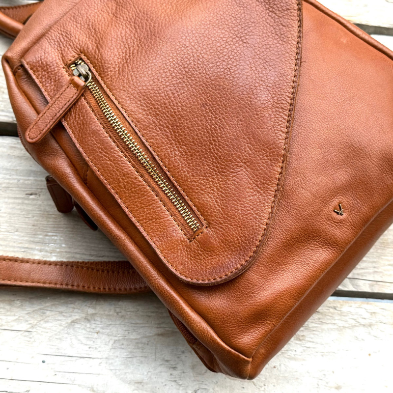 Viviana ryggsäck m. klaff - Mjuk cognac läder - Leather design
