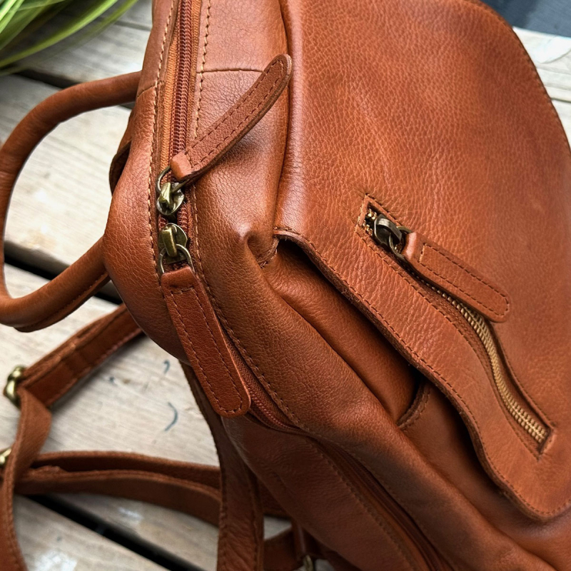 Viviana ryggsäck m. klaff - Mjuk cognac läder - Leather design