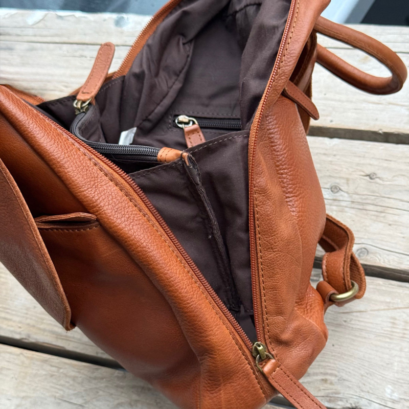 Viviana ryggsäck m. klaff - Mjuk cognac läder - Leather design