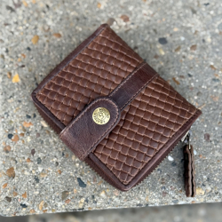 Anne damepung i mørk brun læder med flet mønster - Leather design - Freja skind