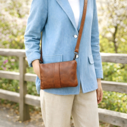Petra skuldertaske - Smart lille dametaske i cognac bøffellæder - Leather design - Freja skind