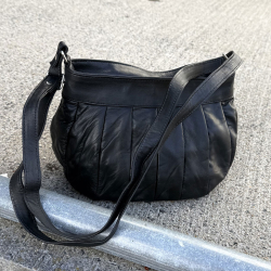 Suzan skindtaske med klap - patineret brun lammeskind - Freja skind