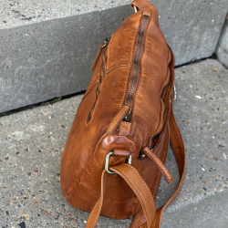 Moseby crossbody taske - Smuk dametaske i patineret cognac bøffel - Montana - Freja skind