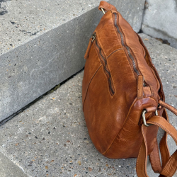 Moseby crossbody taske - Smuk dametaske i patineret cognac bøffel - Montana - Freja skind