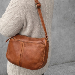 Moseby crossbody taske - Smuk dametaske i patineret cognac bøffel - Montana - Freja skind