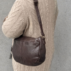 Moseby crossbody taske - Smuk dametaske i patineret brun bøffel - Montana - Freja skind