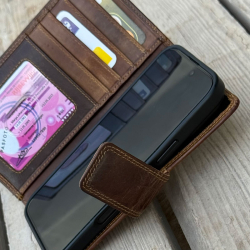 Flip mobilcover i skind - Holder mobilen med kraftig magnet - kreditkortholdere - Leather design - Freja skind