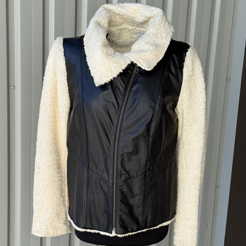 Smart damejakke med plys i foer, ærmer og krave - kombineret med sort lammeskind