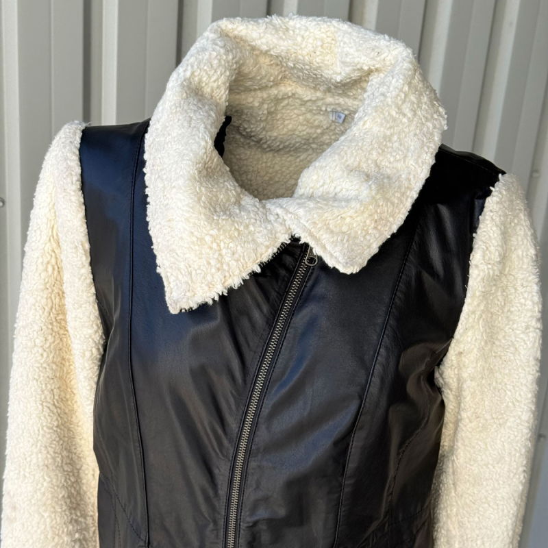 Smart damejakke med plys i foer, ærmer og krave - kombineret med sort lammeskind