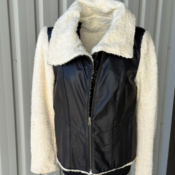 Smart damejakke med plys i foer, ærmer og krave - kombineret med sort lammeskind