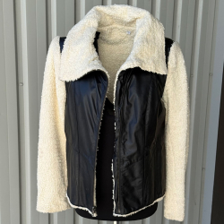 Smart damejakke med plys i foer, ærmer og krave - kombineret med sort lammeskind