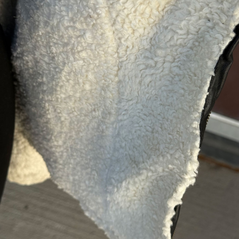 Smart damejakke med plys i foer, ærmer og krave - kombineret med sort lammeskind