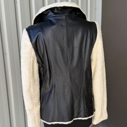 Smart damejakke med plys i foer, ærmer og krave - kombineret med sort lammeskind