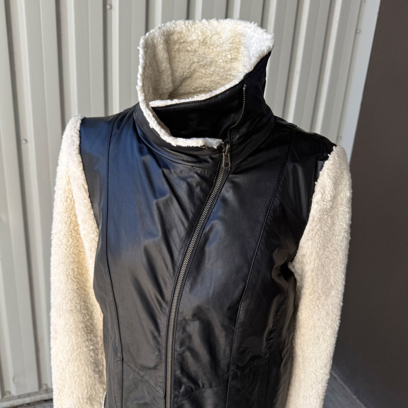 Smart damejakke med plys i foer, ærmer og krave - kombineret med sort lammeskind