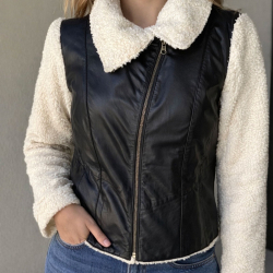 Sort damejakke - Kombi af lammeskind og plys på ærmer og krave