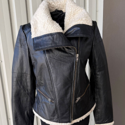 sort dame skindjakke med plysfoer - Freja skind