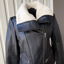 sort dame skindjakke med plysfoer - Freja skind