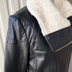 sort dame skindjakke med plysfoer - Freja skind