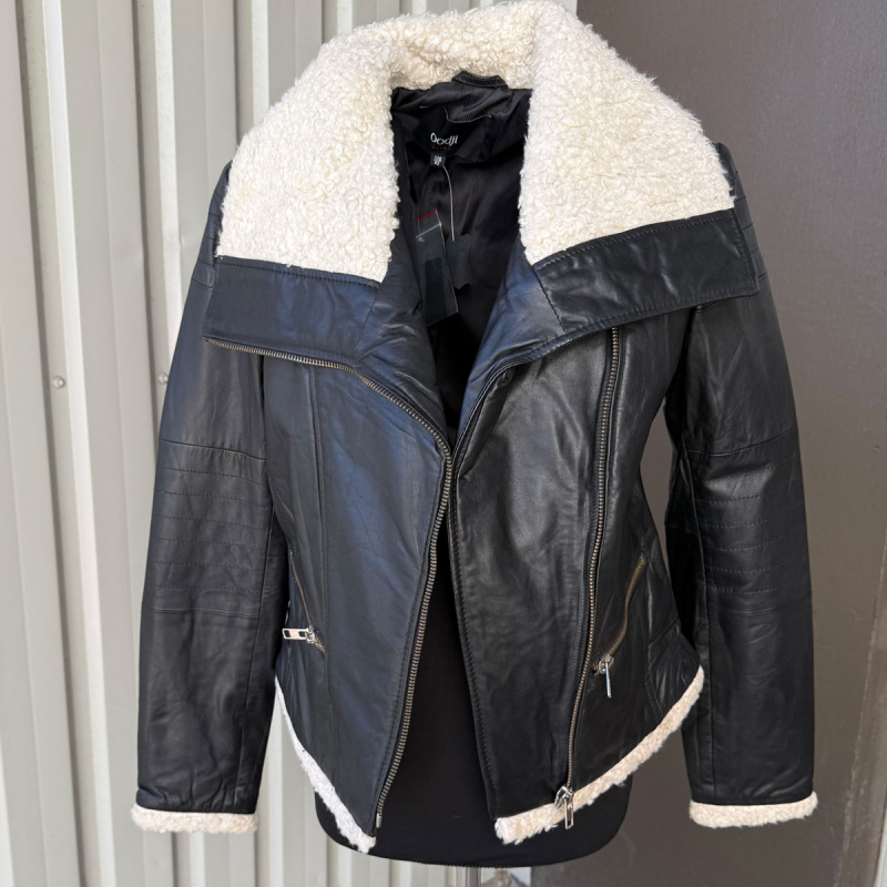 sort dame skindjakke med plysfoer - Freja skind