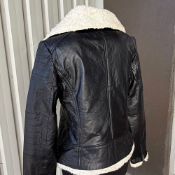 sort dame skindjakke med plysfoer - Freja skind