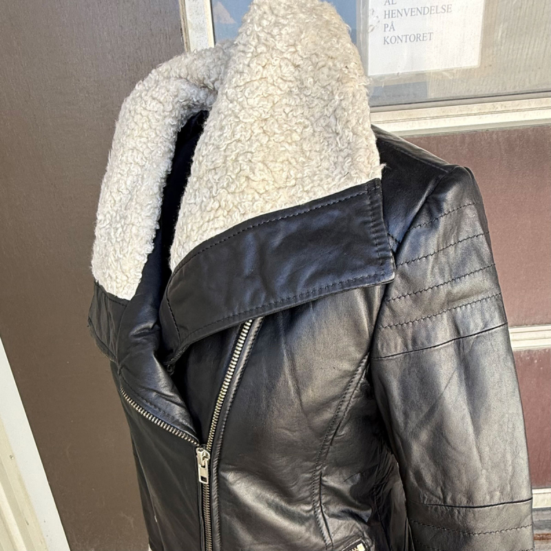 sort dame skindjakke med plysfoer - Freja skind