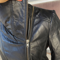 sort dame skindjakke med plysfoer - Freja skind