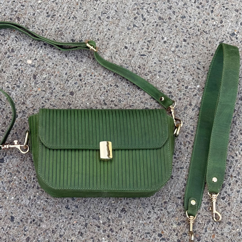 Santiago skuldertaske med to remme - grøn bøffelskind - Leather design  - Freja skind