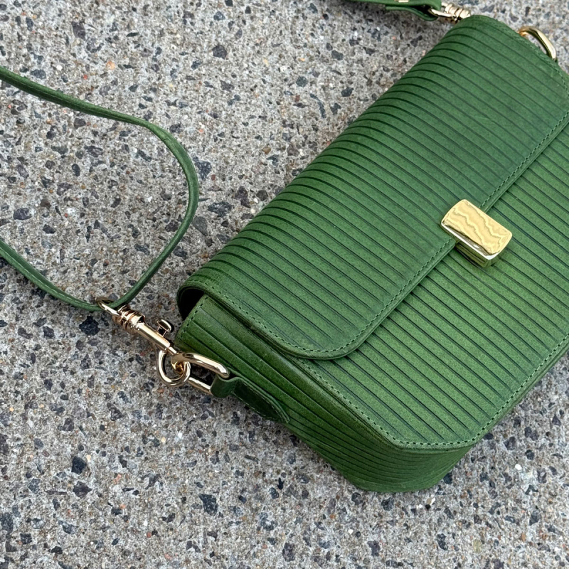 Santiago skuldertaske med to remme - grøn bøffelskind - Leather design  - Freja skind