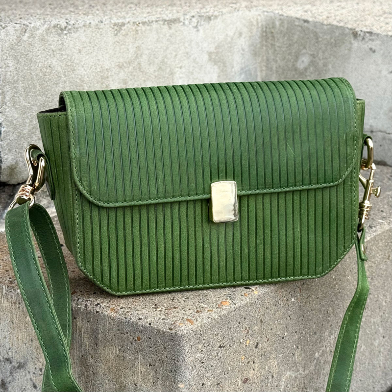 Santiago skuldertaske med to remme - grøn bøffelskind - Leather design  - Freja skind