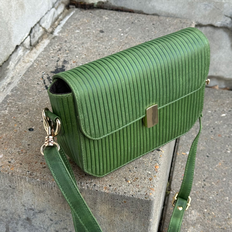 Juliana skuldertaske med to remme - grøn bøffelskind - Leather design  - Freja skind