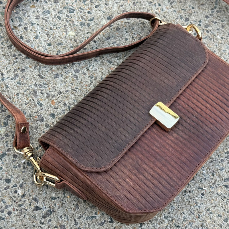 Santiago skuldertaske med to remme - Hunter brun bøffelskind - Leather design  - Freja skind