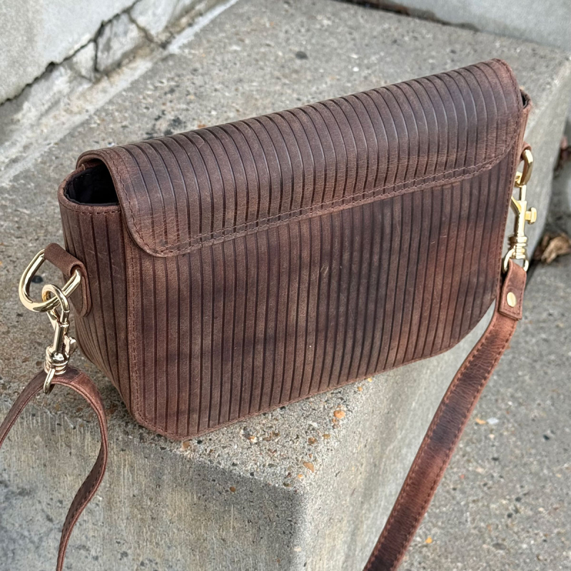 Santiago skuldertaske med to remme - Hunter brun bøffelskind - Leather design  - Freja skind