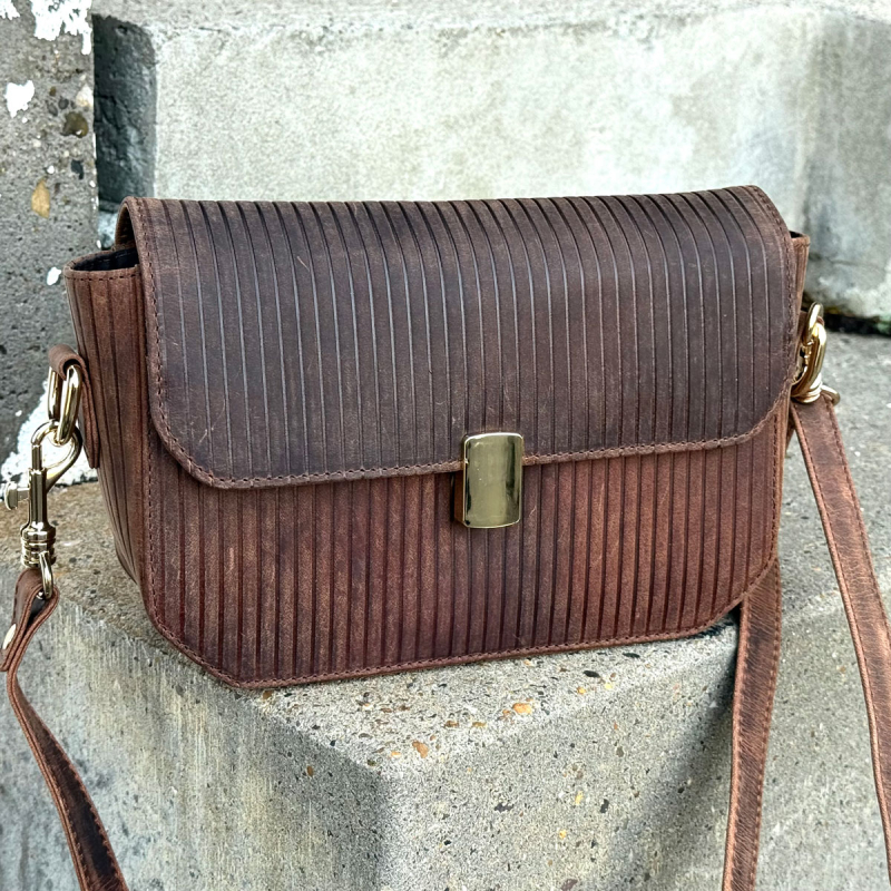 Santiago skuldertaske med to remme - Hunter brun bøffelskind - Leather design  - Freja skind